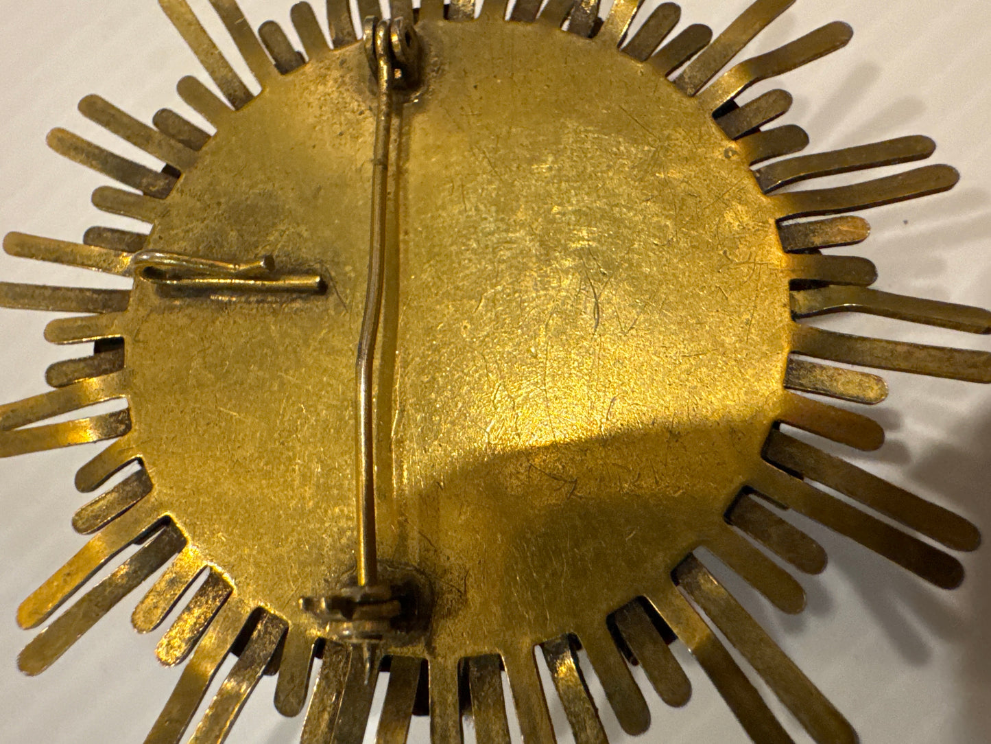 1960s absolutely stunning, emerald green glass gold tone, sunburst brooch with optional pendant hook. Unsigned but may be attributed to HAR.