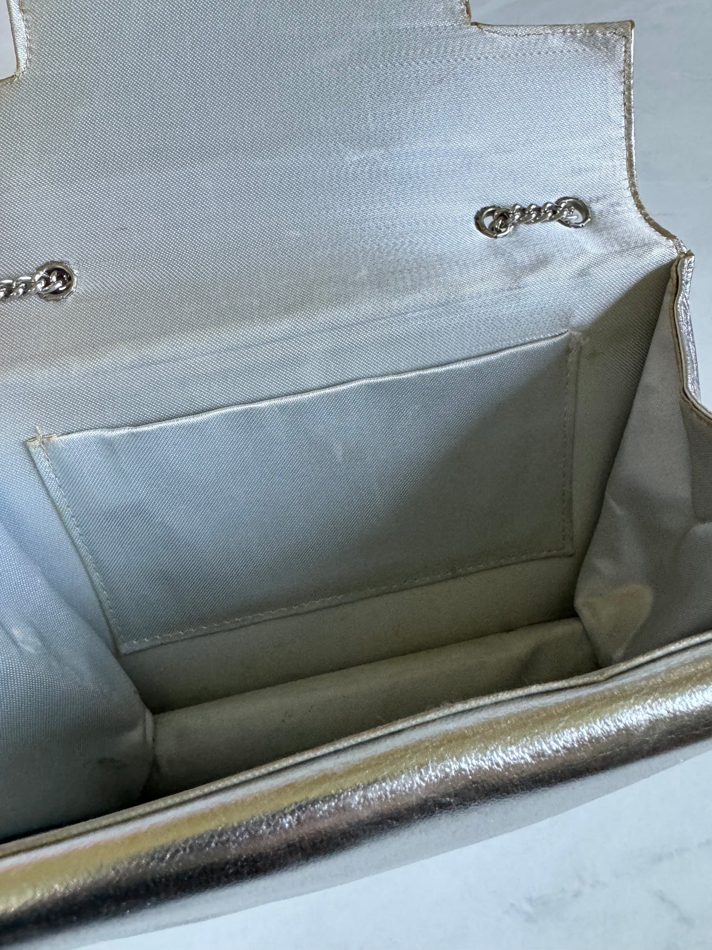 Adorable silver leather bag with double chain strap from 1960s