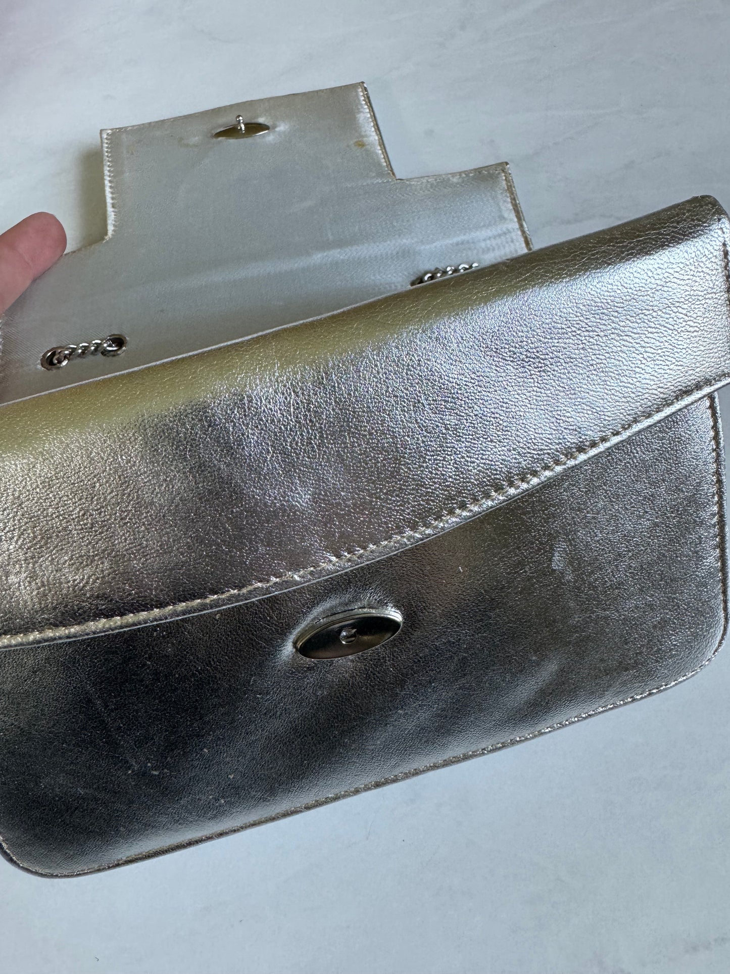 Adorable silver leather bag with double chain strap from 1960s