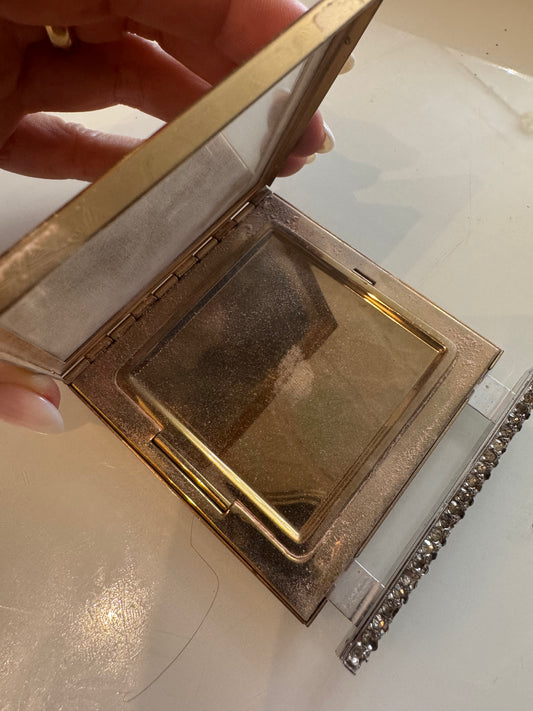 1940s make up compact in gold tone with hinge rhinestone closure