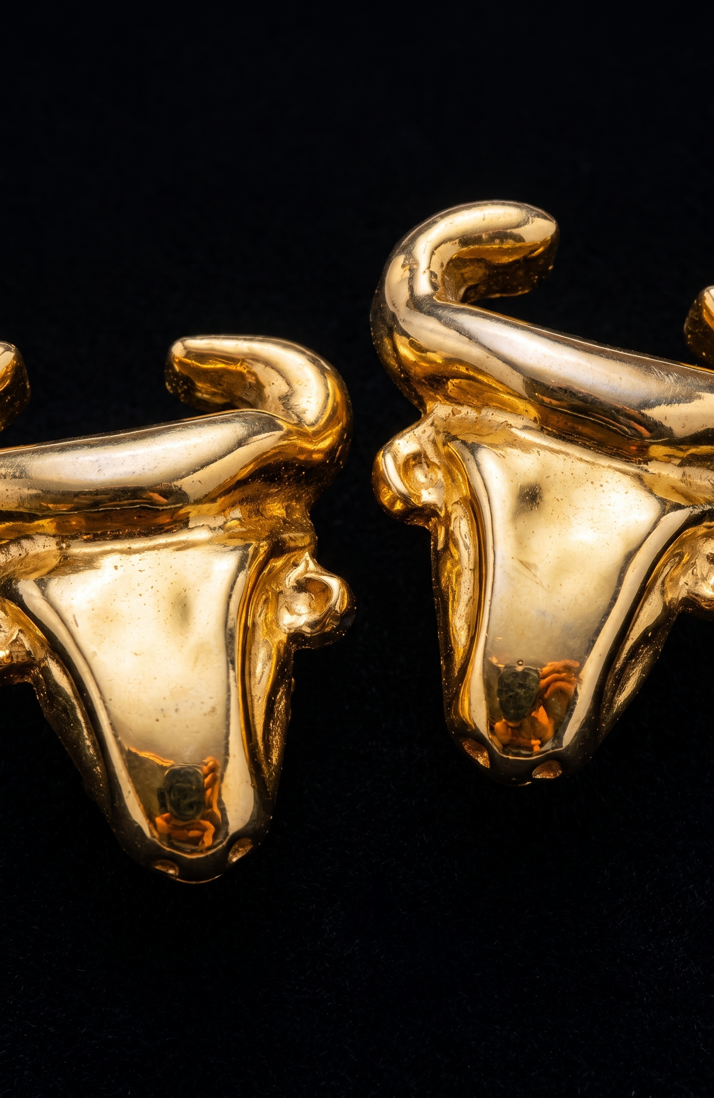 Vintage CHRISTIAN LACROIX massive clip on 3D bull earrings. Light weight hollow.
Cartouche missing.