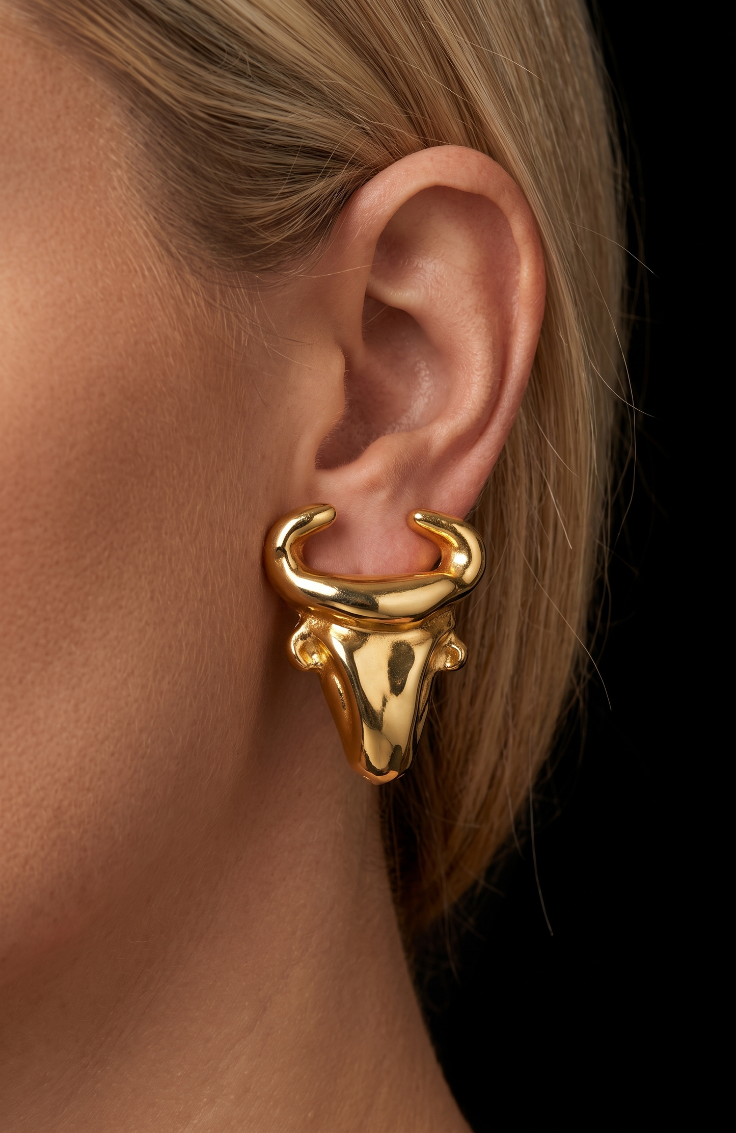 Vintage CHRISTIAN LACROIX massive clip on 3D bull earrings. Light weight hollow.
Cartouche missing.