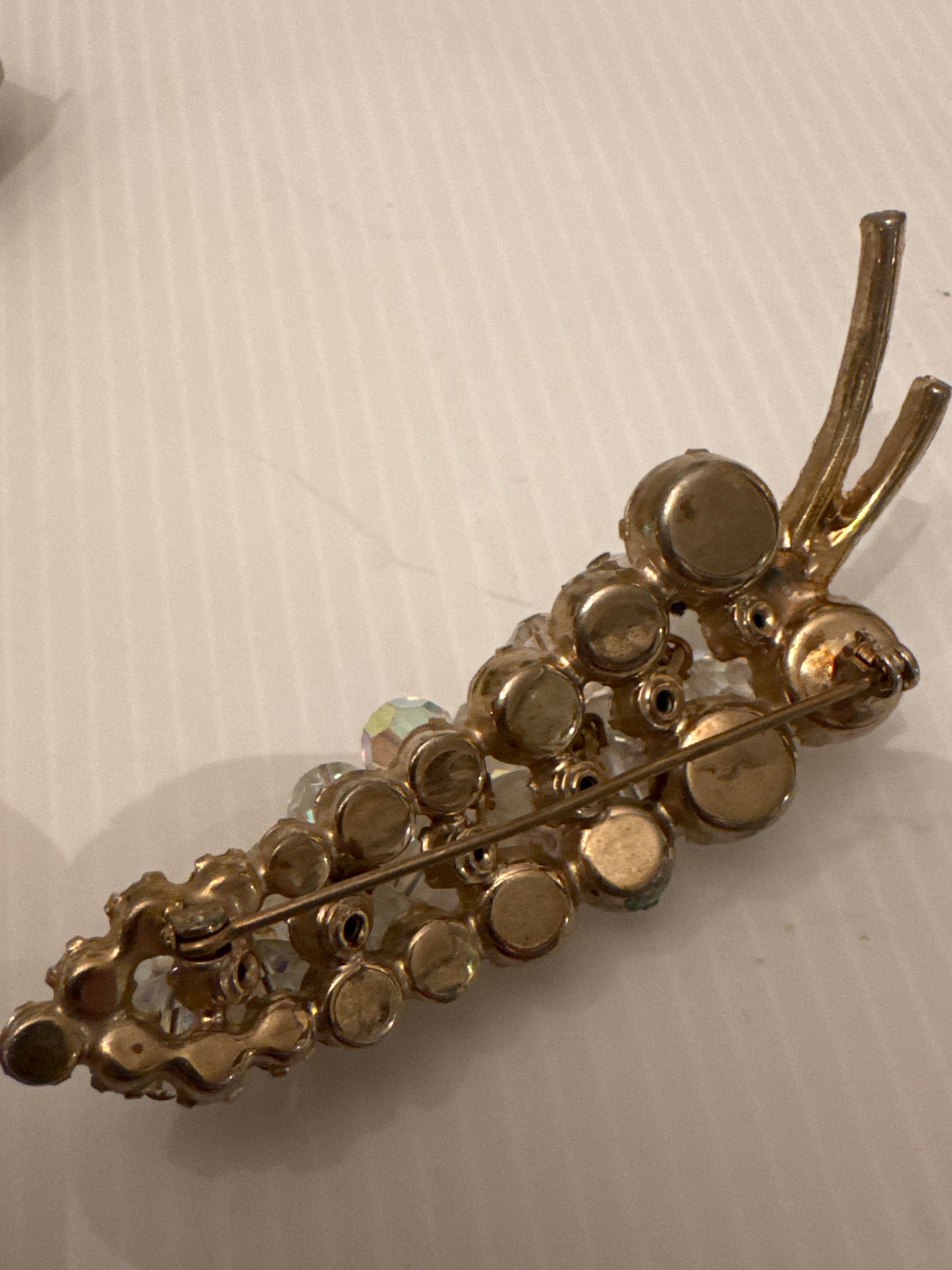 Beautiful dangle 1950s rhinestone leaf brooch